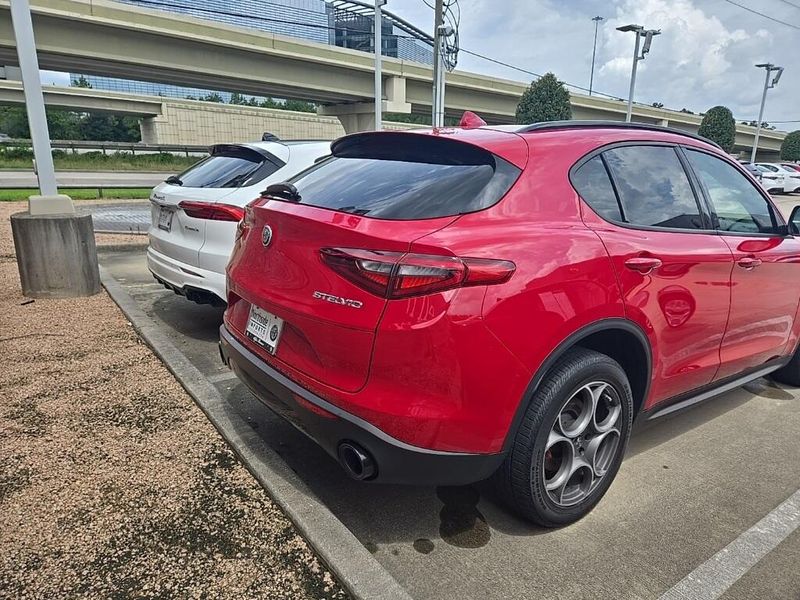 2022 Alfa Romeo Stelvio SprintImage 3