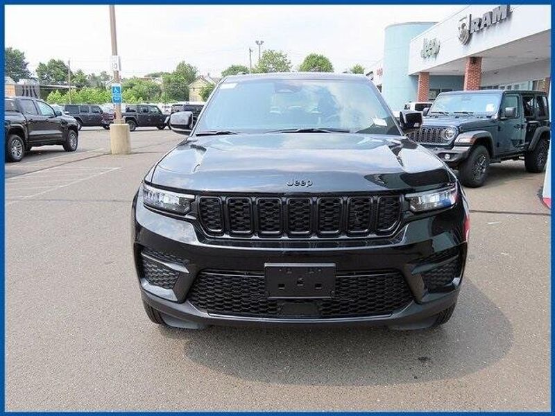 2025 Jeep Grand Cherokee Image 3