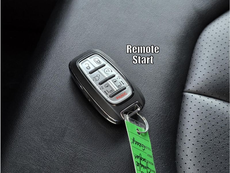 Used 2025 Chrysler Pacifica Select