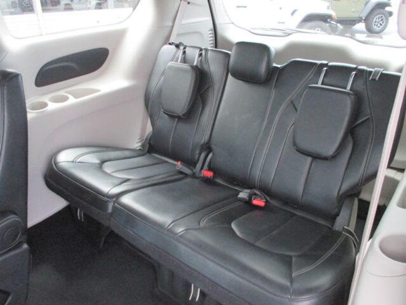 Used 2024 Chrysler Pacifica Touring LImage 23