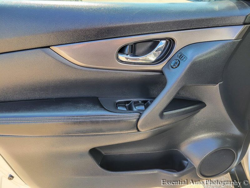 2015 Nissan Rogue SV photo 16