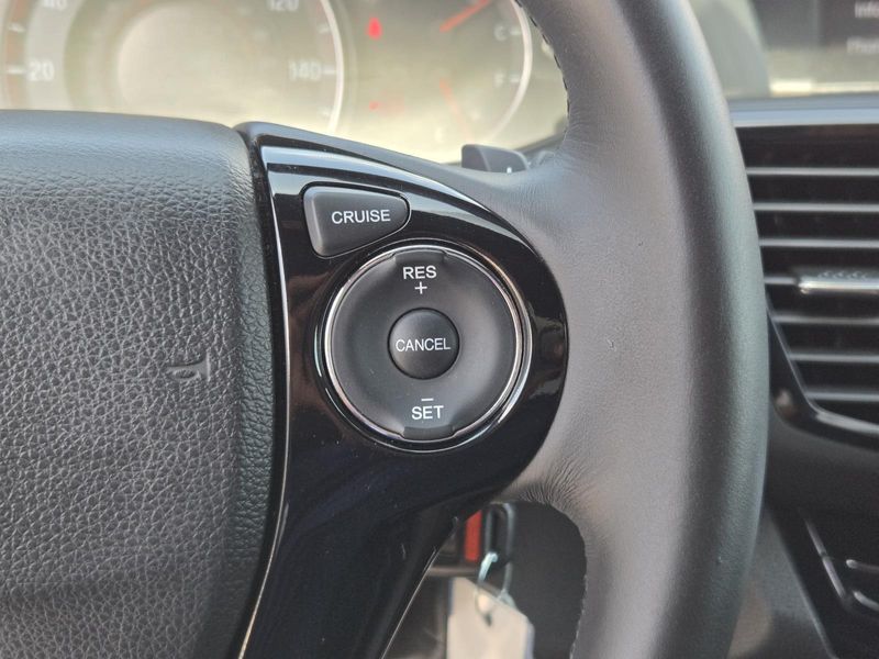 2017 Honda HR-V LX photo 14