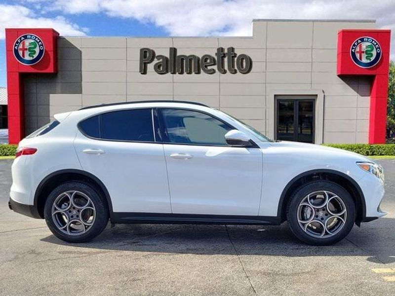 2022 Alfa Romeo Stelvio Sprint photo 3