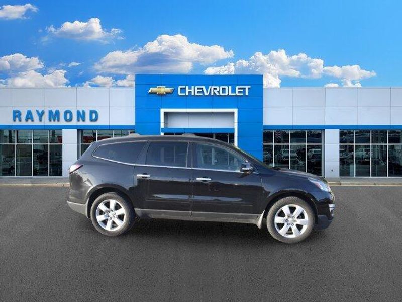 Used 2017 Chevrolet Traverse LTImage 2