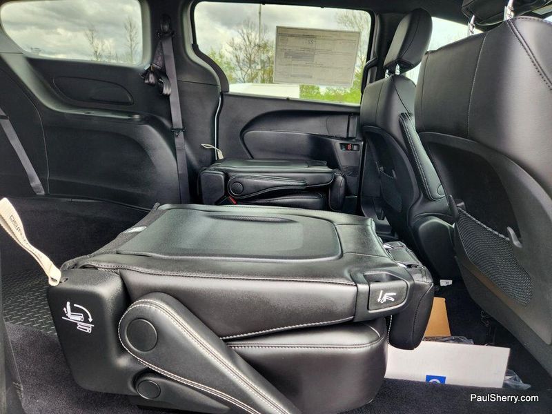 2025 Chrysler Voyager LXImage 58