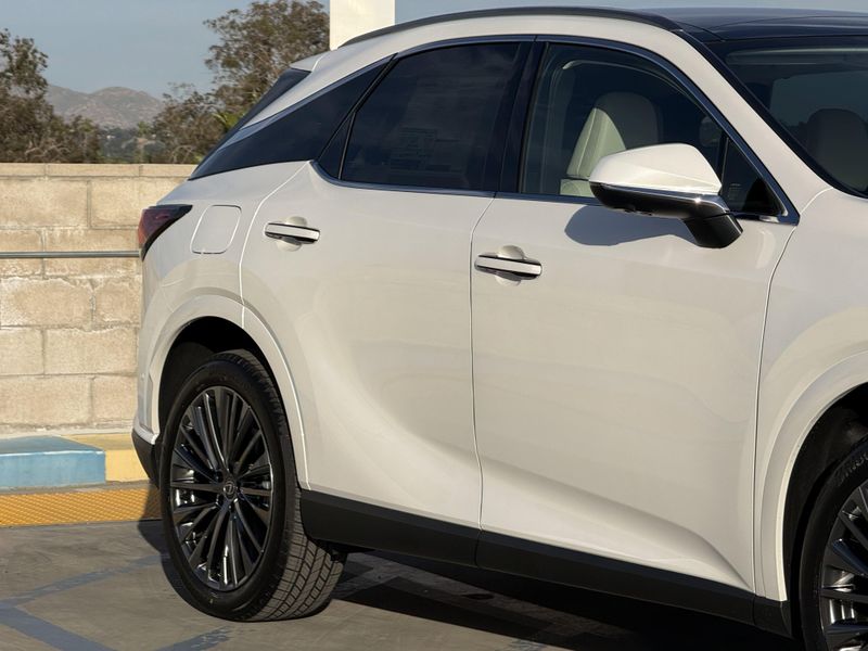 New 2026 Lexus RX 450h+ LuxuryImage 5