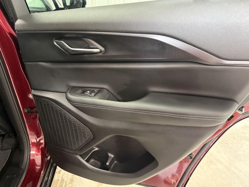 Used 2025 Jeep Grand Cherokee AltitudeImage 8