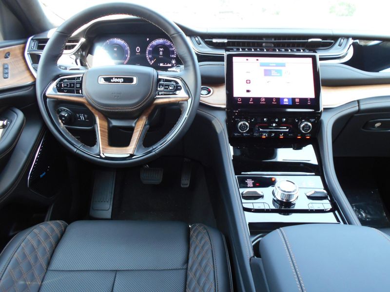 New 2025 Jeep Grand Cherokee Summit Reserve 4x4Image 4