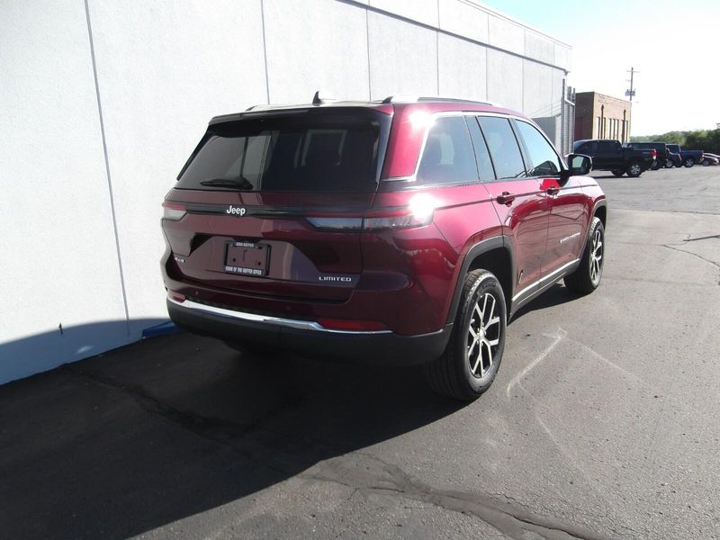 2025 Jeep Grand Cherokee Limited photo 5