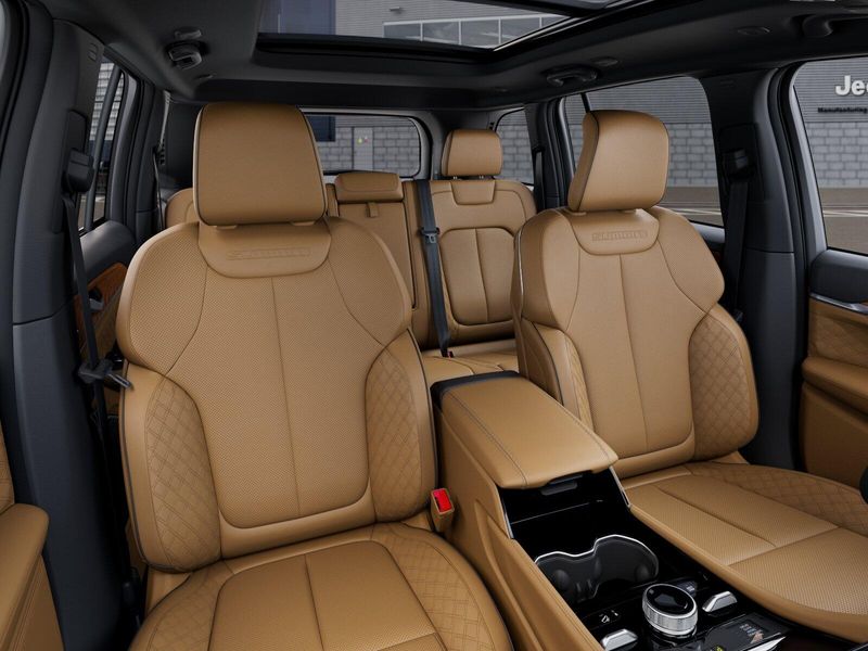 New 2026 Jeep Grand Cherokee Summit 4x4Image 9
