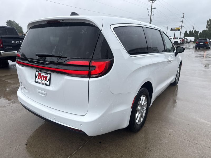 New 2027 Chrysler Pacifica SelectImage 36