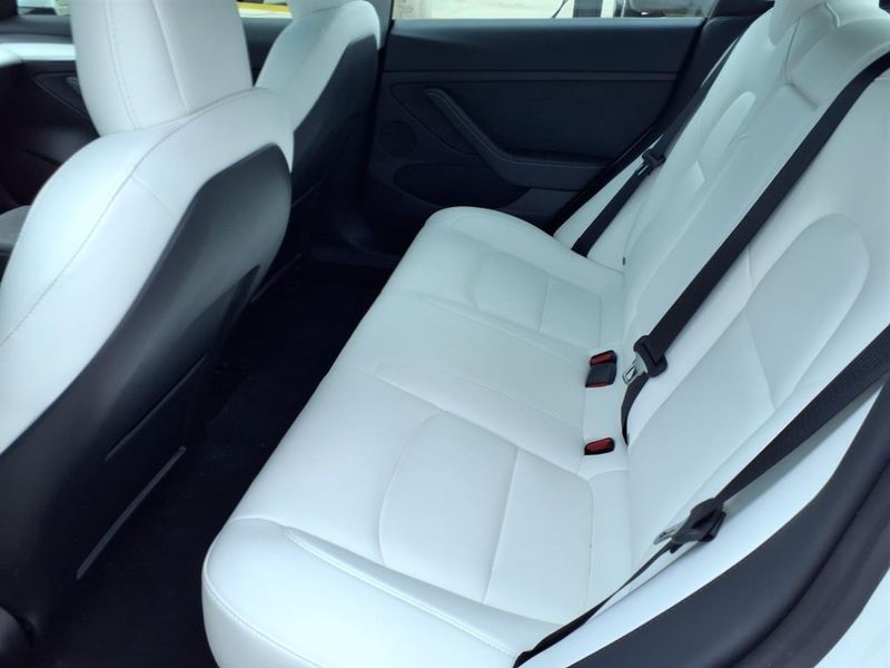 2021 Tesla Model 3 Long RangeImage 11