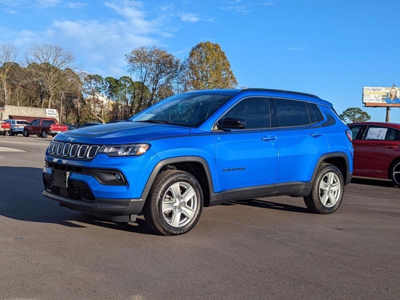 2022 Jeep Compass Latitude 4x4 in a Laser Blue Pearl Coat exterior color and Blackinterior. Johnson Dodge 601-693-6343 pixelmotiondemo.com 