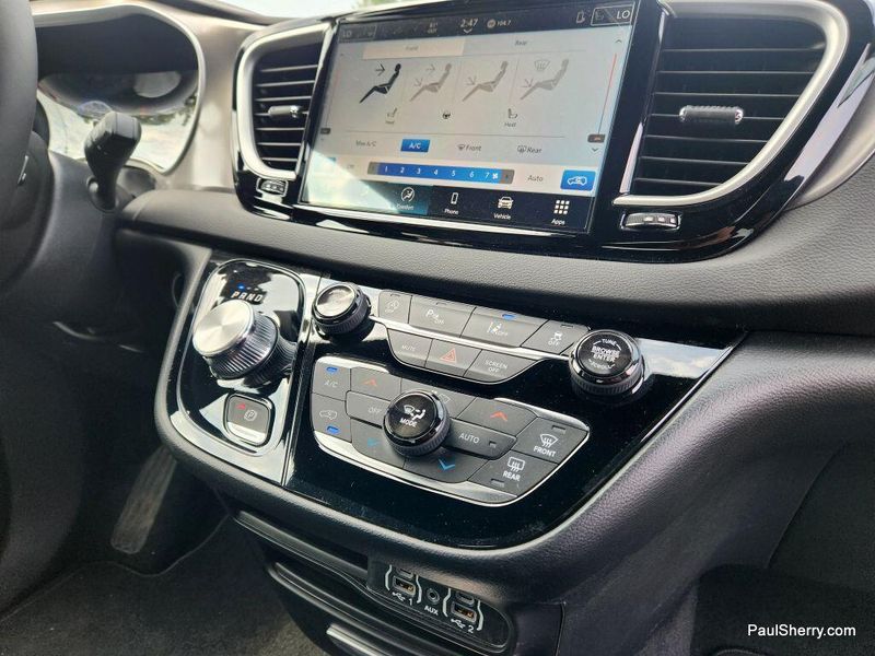 New 2025 Chrysler Voyager LXImage 46