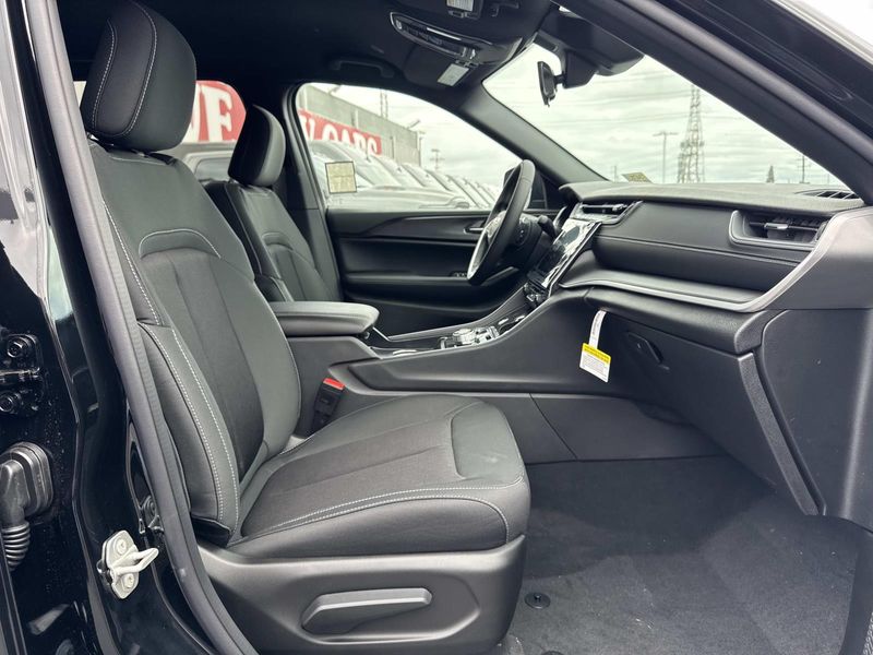 New 2026 Jeep Grand Cherokee Laredo 4x2