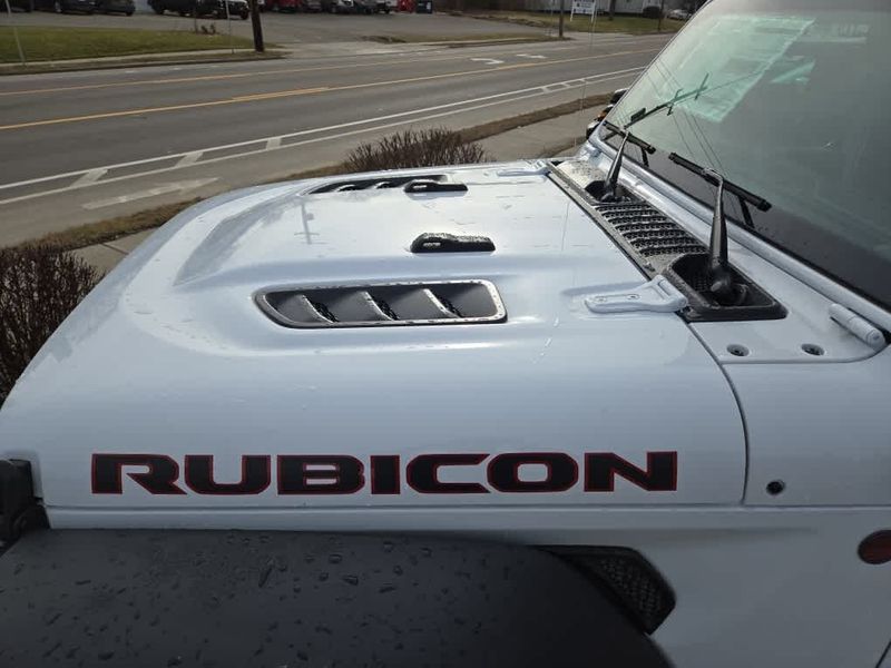 2023 Jeep Gladiator Rubicon 4x4 in a Bright White Clear Coat exterior color and Blackinterior. Dave Warren Chrysler Dodge Jeep Ram (716) 708-1207 davewarrenchryslerdodgejeepram.com 