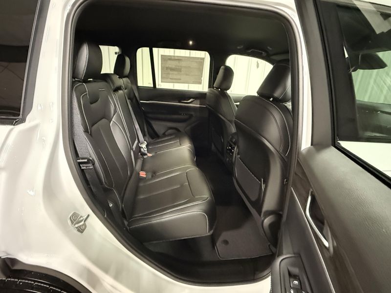 New 2025 Jeep Grand Cherokee Limited 4x4Image 13