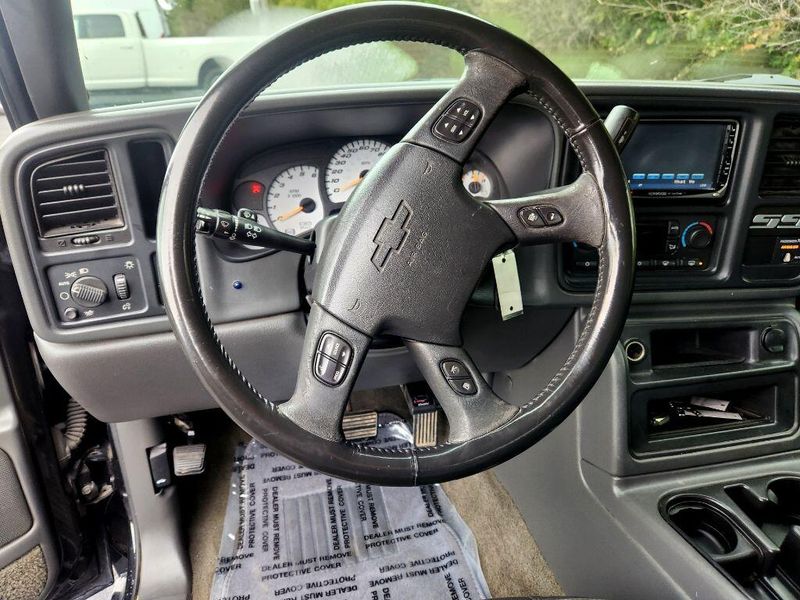 2004 Chevrolet Silverado 1500 SSImage 19