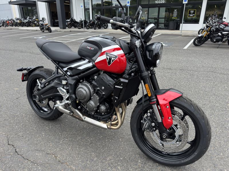 2025 Triumph Trident 660 - DIABLO RED - SAPPHIRE BLACK 