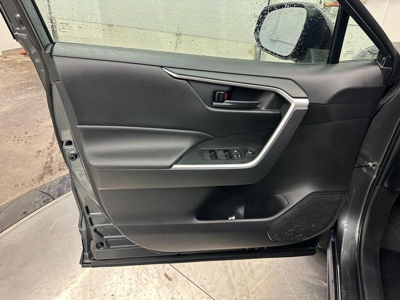 2021 Toyota RAV4 LEImage 18