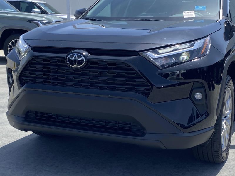 2025 Toyota RAV4 XLE PremiumImage 7