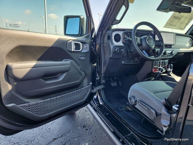 2025 Jeep Gladiator Willys photo 20
