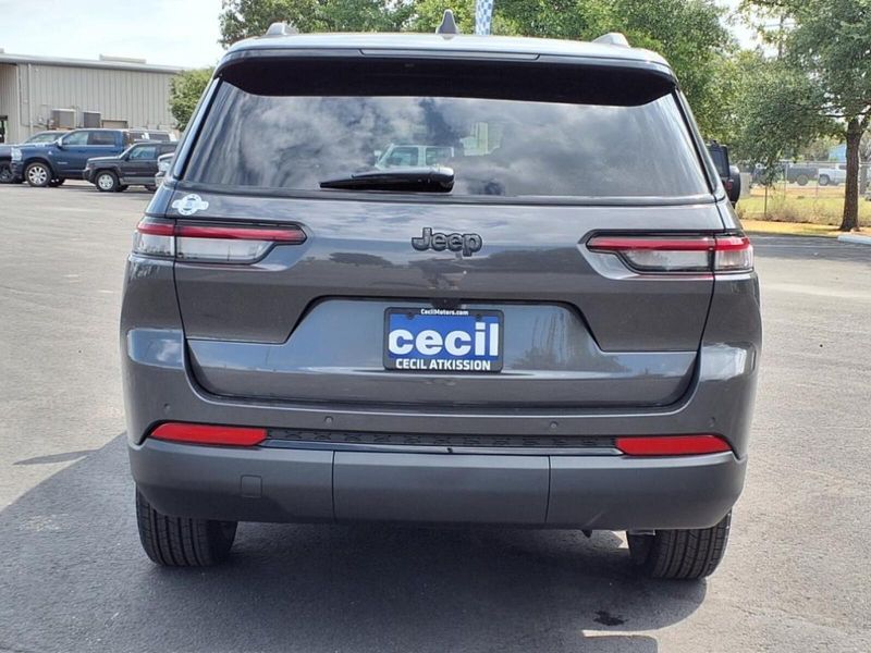 2025 Jeep Grand Cherokee Altitude photo 5