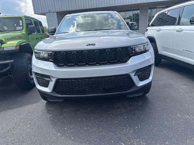 2025 Jeep Grand Cherokee Altitude X 4x4Image 2
