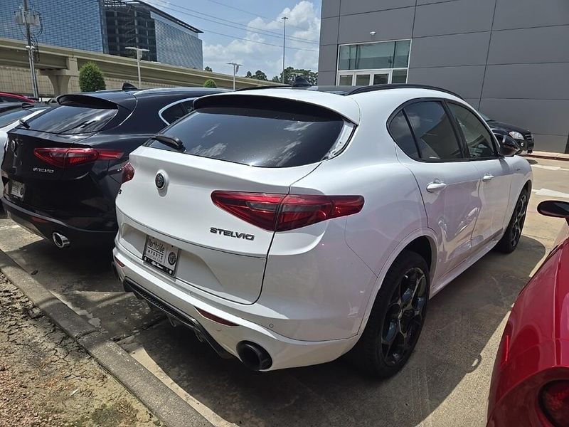 2022 Alfa Romeo Stelvio VeloceImage 3
