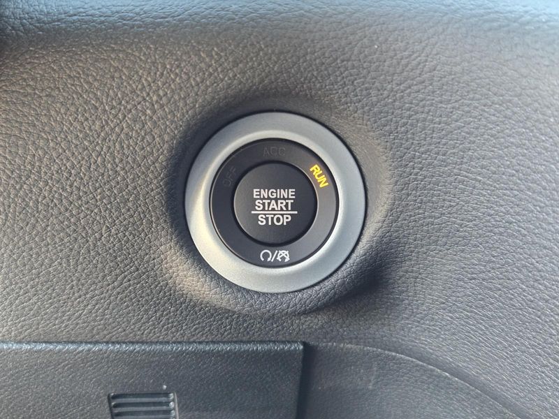 New 2026 Chrysler Pacifica Select FWD