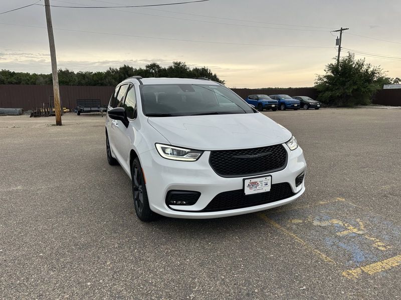 2024 Chrysler Pacifica Touring L AwdImage 2