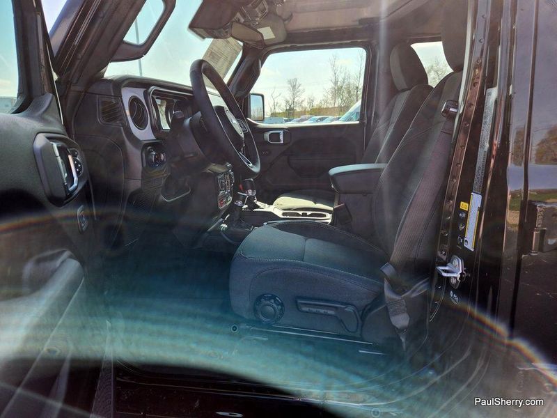 2025 Jeep Gladiator Willys photo 21