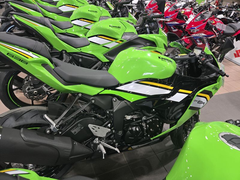 2025 Kawasaki NINJA ZX6R KRT EDITION ABS LIME GREEN AND EBONY AND PEARL BLIZZARD WHITEImage 2