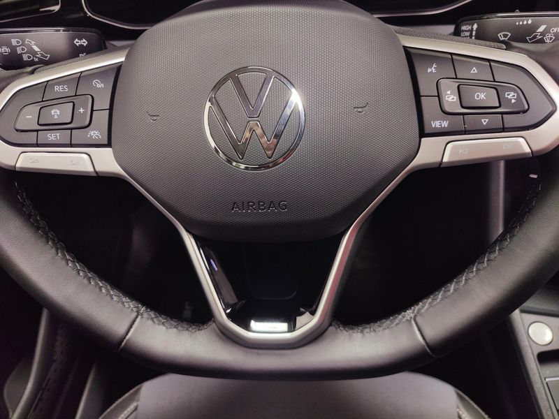 Used 2025 Volkswagen Jetta SE w/SunroofImage 24