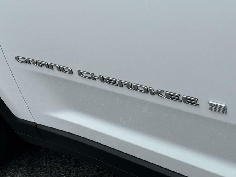 New 2026 Jeep Grand Cherokee Laredo 4x2