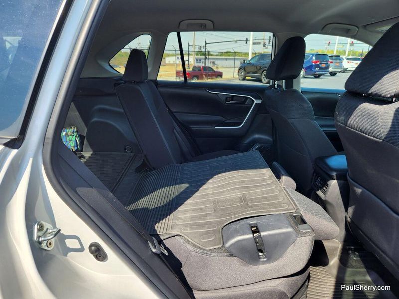 2024 Toyota RAV4 Hybrid LE photo 4
