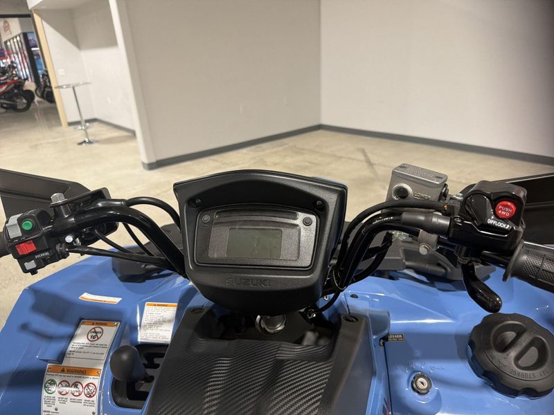 New 2025 Suzuki KINGQUAD 500 AXI POWER STEERING SE  in a BLUE exterior color. Victorville Del Amo Motorsports 760-241-7387 delamomotorsportsofvictorville.com 