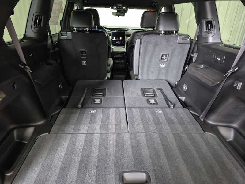 2025 Jeep Grand Cherokee L Limited 4x4Image 18