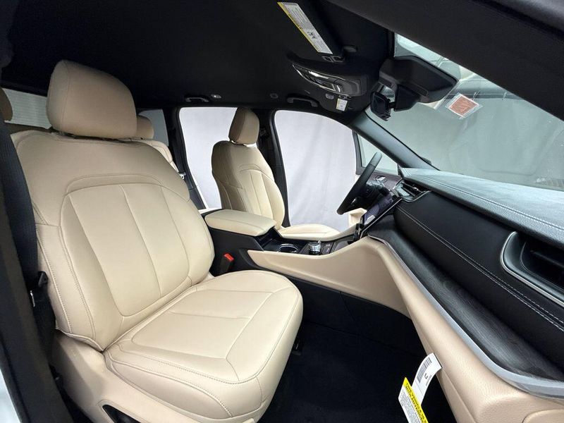 New 2025 Jeep Grand Cherokee Limited 4x4Image 17