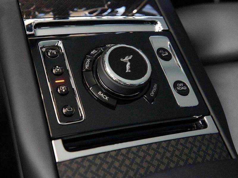 New 2027 Rolls-Royce Cullinan Black BadgeImage 15