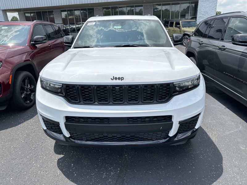 2025 Jeep Grand Cherokee L Limited 4x4Image 2