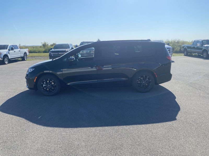 2025 Chrysler Pacifica photo 4