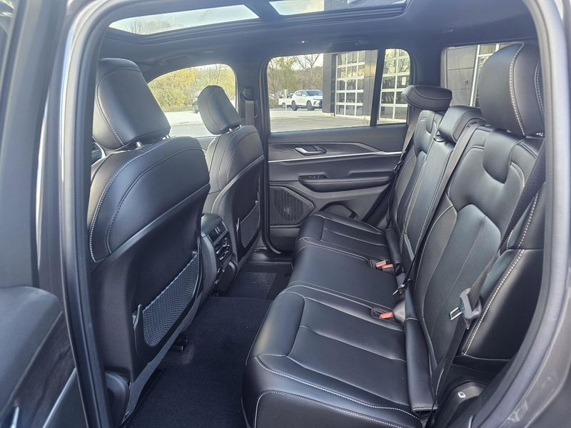 New 2025 Jeep Grand Cherokee Limited 4x4Image 8
