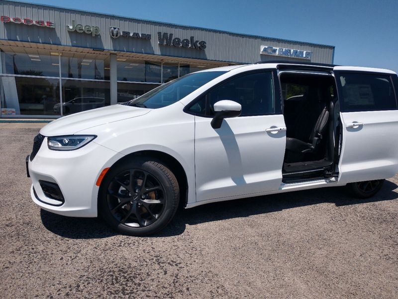 2023 Chrysler Pacifica Touring LImage 4