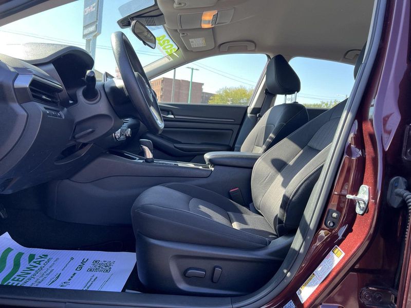 2024 Nissan Altima 2.5 SV photo 13