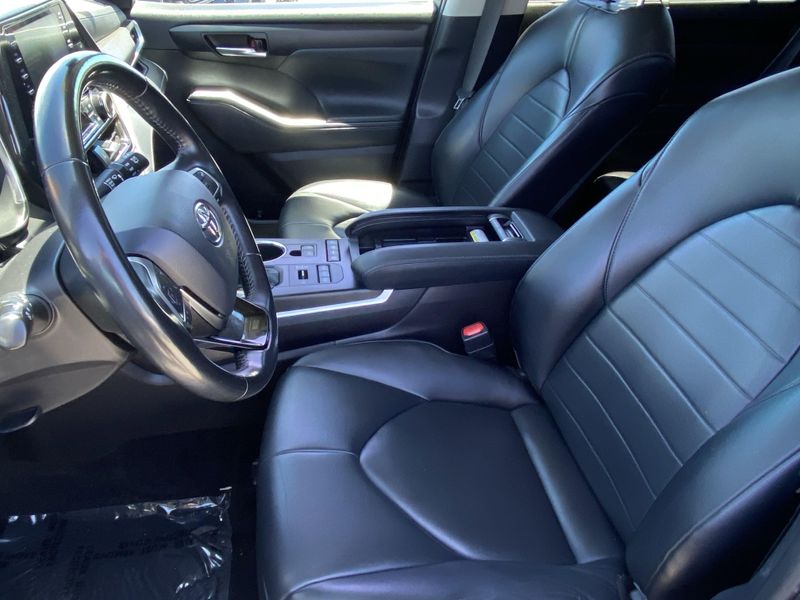 Used 2021 Toyota Highlander XLEImage 17