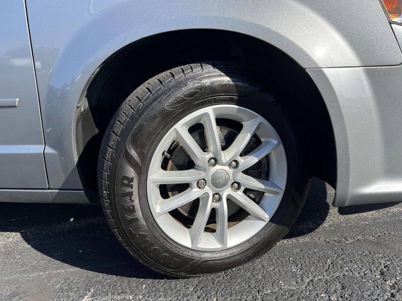 2015 Dodge Grand Caravan SXT photo 2