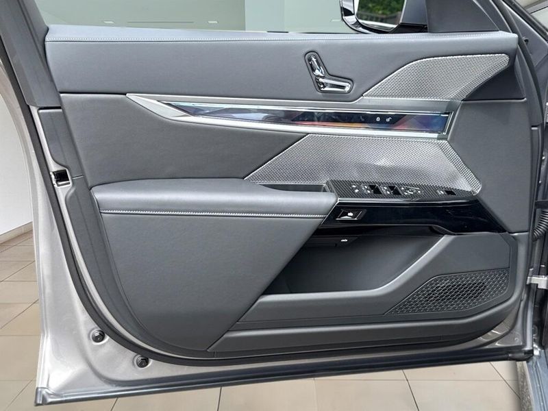 2025 BMW 7 Series 760i xDriveImage 17