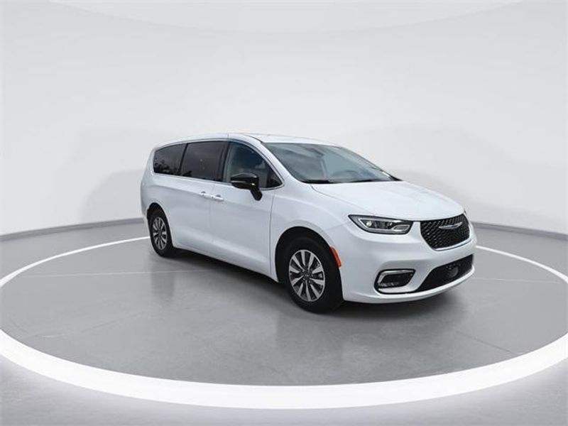 New 2024 Chrysler Pacifica Plug-in Hybrid SelectImage 2