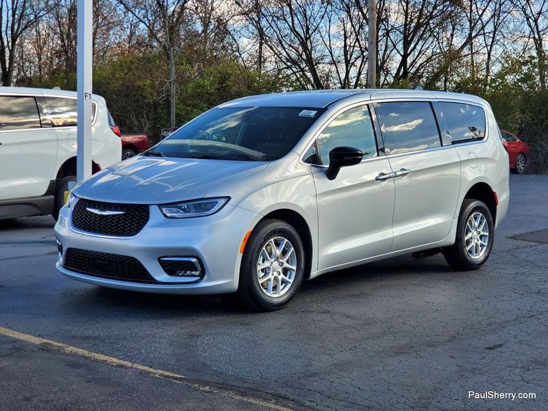 2026 Chrysler Pacifica photo 3